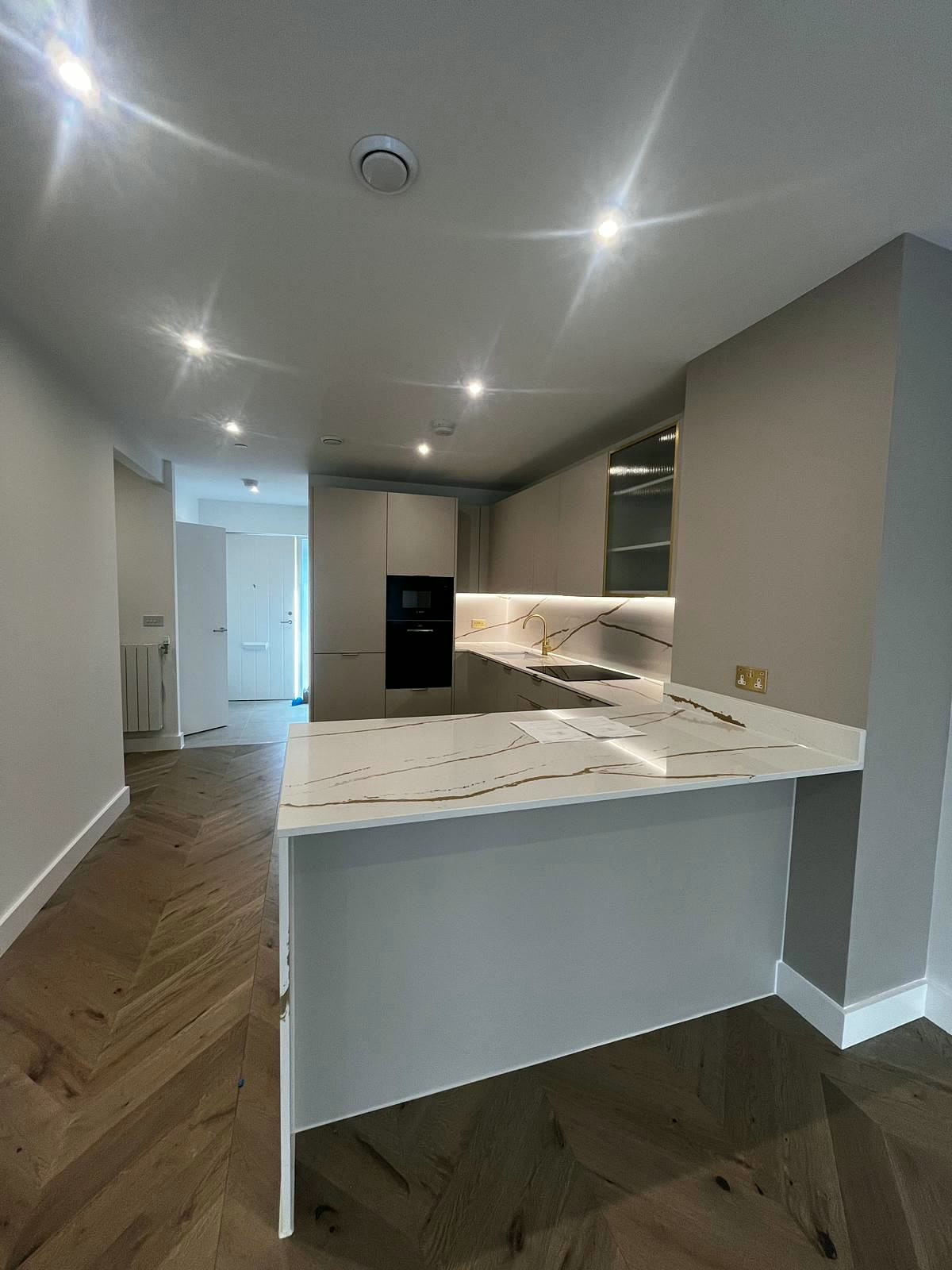 Kitchen peninsula with marble-effect worktop