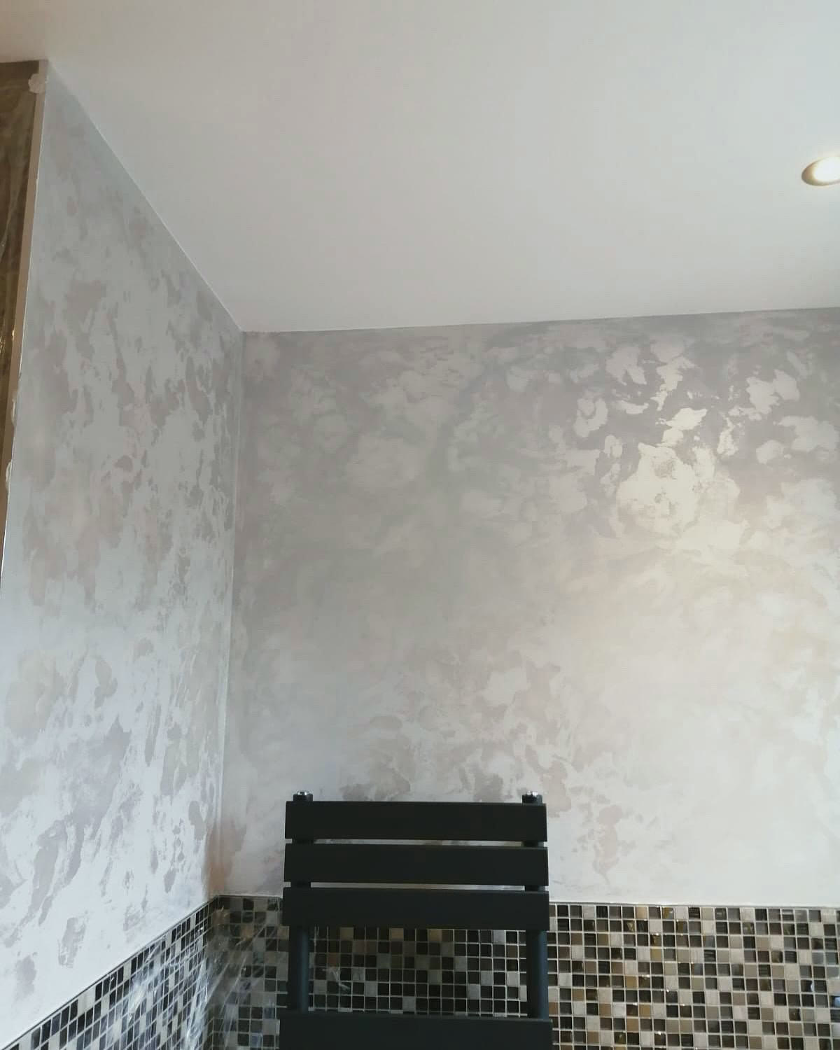 Decorative plaster in a bathroom